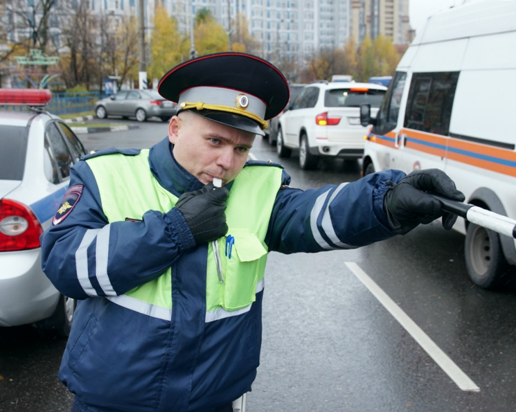 В каких случаях инспектор вправе останавливать транспортные средства?